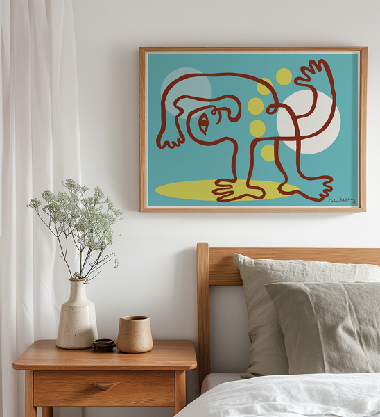 Sovrum med en poster över sängen med en naiv, glad illustration av en vig yogautövare mot en turkos bakgrund