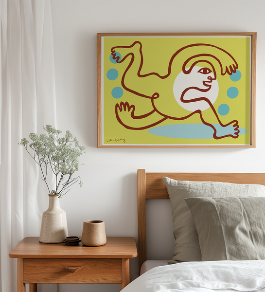 Sovrum med en poster med en enkel, naiv illustration av en löpare mot limegrön bakgrund