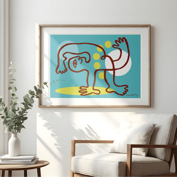 Vardagsrum med en poster över sängen med en naiv, glad illustration av en vig yogautövare mot en turkos bakgrund